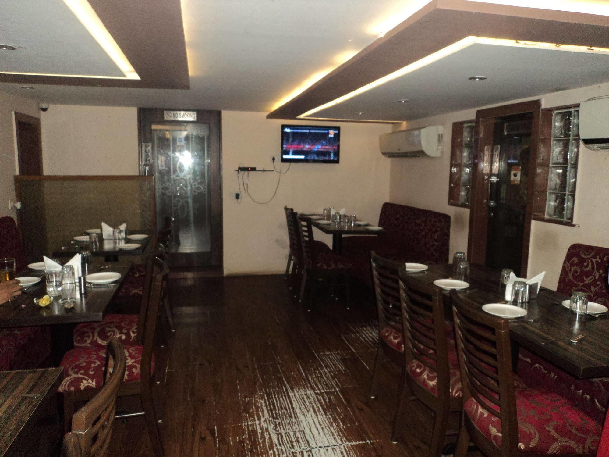 Hotel Q Deck مومباي المظهر الخارجي الصورة
