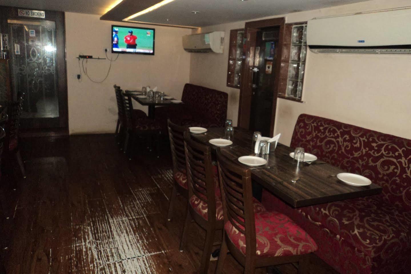 Hotel Q Deck مومباي المظهر الخارجي الصورة